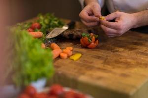 detailopname van chef handen voorbereidingen treffen rundvlees steak foto