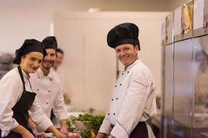 team kookt en koks voorbereidingen treffen maaltijd foto