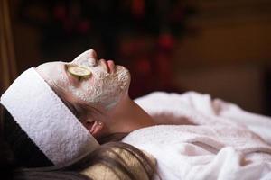 vrouw is krijgen gelaats klei masker Bij spa foto