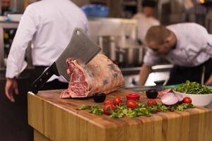 chef snijdend groot stuk van rundvlees foto