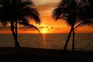 zonsondergang op een tropisch strand foto