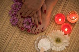 vrouw voeten en handen Bij spa salon foto