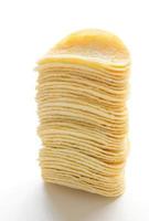 stack van aardappel chips geïsoleerd Aan wit achtergrond foto