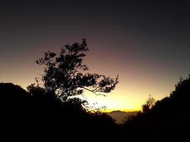 zonsopkomst van bromo berg foto