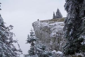 wandelaars bij de creux du van foto