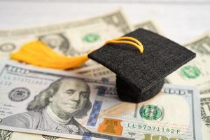 diploma uitreiking kloof hoed Aan ons dollar bankbiljetten geld, onderwijs studie vergoeding aan het leren onderwijzen concept.