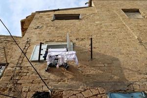 gewassen kleren en linnen droogt Aan de balkon. foto