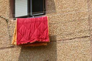 gewassen kleren en linnen droogt Aan de balkon. foto