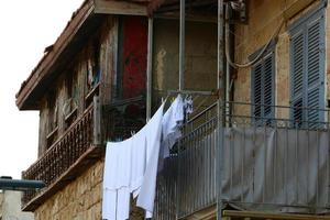 gewassen kleren en linnen droogt Aan de balkon. foto