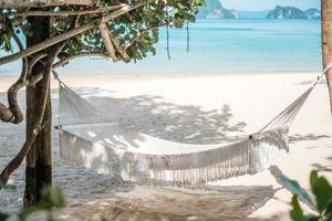 witte hangmat op het paradijselijke strand. vakantie, reizen, zomer, reislust en vakantieconcept foto