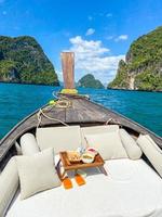 privé longtailboottocht naar eiland met exotisch eten picknick, krabi, thailand. oriëntatiepunt, bestemming, reizen naar Azië, vakantie, reislust en vakantieconcept foto