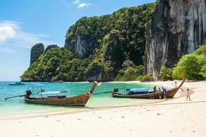 longtail boot op hong island, krabi, thailand. mijlpaal, bestemming Zuidoost-Azië reizen, vakantie en vakantieconcept foto