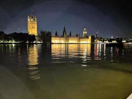 een visie van de huizen van parlement Bij nacht foto