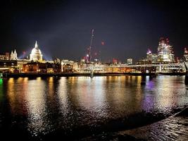 een visie van de rivier- Theems in Londen Bij nacht foto