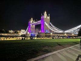 een visie van toren brug in Londen Bij nacht lit omhoog in Purper foto