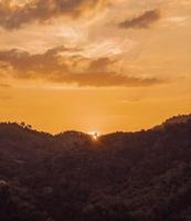 zonsondergang in de bergen foto