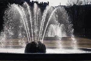 groot water fonteinen buitenshuis lit met zonlicht foto