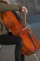 onherkenbaar persoon spelen cello Aan de straat foto