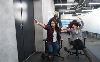 multi-etnisch bedrijf team racing Aan kantoor stoelen foto