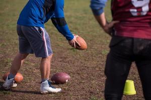 Amerikaans Amerikaans voetbal team met trainer in actie foto