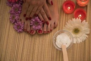 vrouw voeten en handen Bij spa salon foto