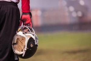 Amerikaans Amerikaans voetbal speler Holding helm foto