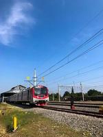 soerakarta - Indonesië, augustus 2022. elektrisch trein met rood en wit vlaggen Aan de gelegenheid van Indonesië's onafhankelijkheid dag foto