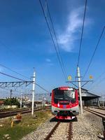 soerakarta - Indonesië, augustus 2022. elektrisch trein met rood en wit vlaggen Aan de gelegenheid van Indonesië's onafhankelijkheid dag foto