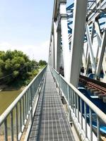 de voetganger brug naast de spoorweg brug foto