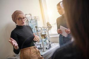 jong studenten aan het doen praktijk in de elektronisch klas foto