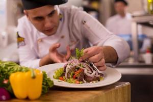 koken chef decoreren garnering bereid maaltijd foto