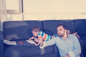 gelukkig jong familie spelen samen Aan sofa foto