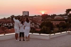 familie genieten van buitenshuis foto