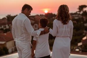 familie genieten van buitenshuis foto