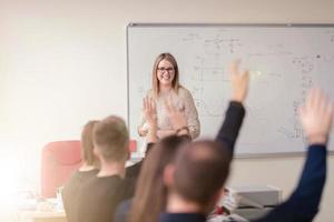 studenten aan het doen praktijk in de elektronisch klas foto