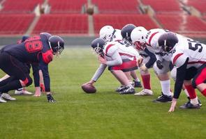 professioneel Amerikaans Amerikaans voetbal spelers klaar naar begin foto