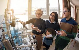 jong studenten aan het doen praktijk in de elektronisch klas foto