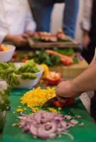 chef snijdend vers en heerlijk groenten foto