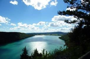 uitzicht op lac de chalain in frankrijk foto