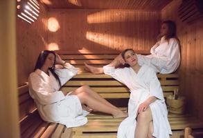 vrouw vrienden in sauna foto