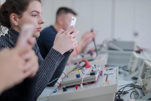 vrouw leerling gebruik makend van een mobiel telefoon foto