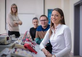 studenten aan het doen praktijk in de elektronisch klas foto