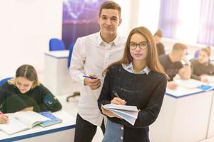 jong studenten schrijven aantekeningen foto