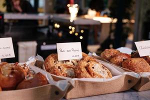 bruin brood op wit papier foto