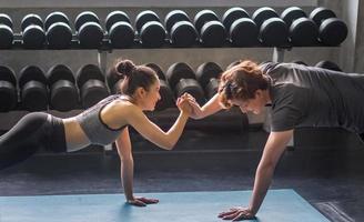 vrouw en man trainen in de sportschool foto