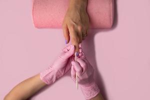 manicure werkwijze Aan roze achtergrond, top bekijk.manicure in schoonheid salon.manicure concept, foto