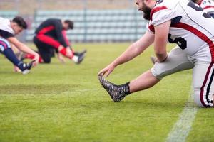 Amerikaans Amerikaans voetbal spelers uitrekken en opwarming omhoog foto