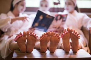 groep van famale vrienden in spa foto