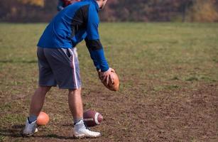 Amerikaans Amerikaans voetbal kicker beoefenen aftrap foto