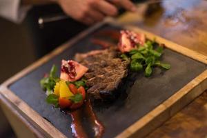 detailopname van chef handen voorbereidingen treffen rundvlees steak foto